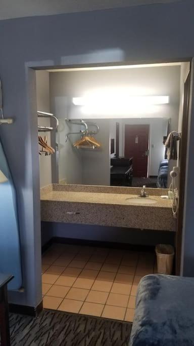 Osu King Bed Hotel Room 109 Wi-Fi Booking Stillwater Bagian luar foto