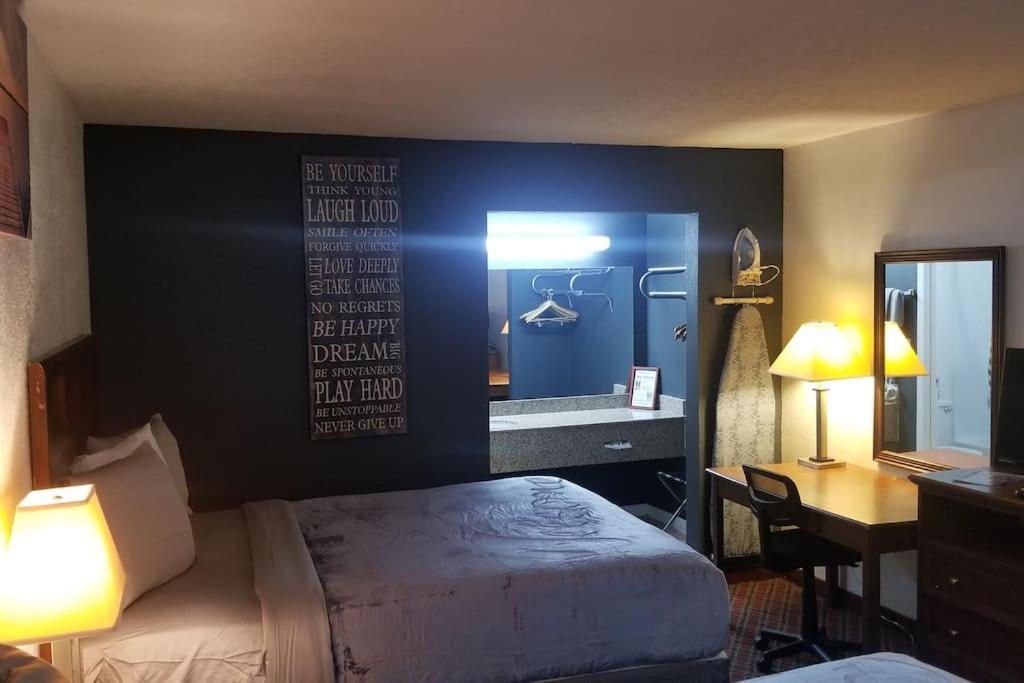 Osu King Bed Hotel Room 109 Wi-Fi Booking Stillwater Bagian luar foto
