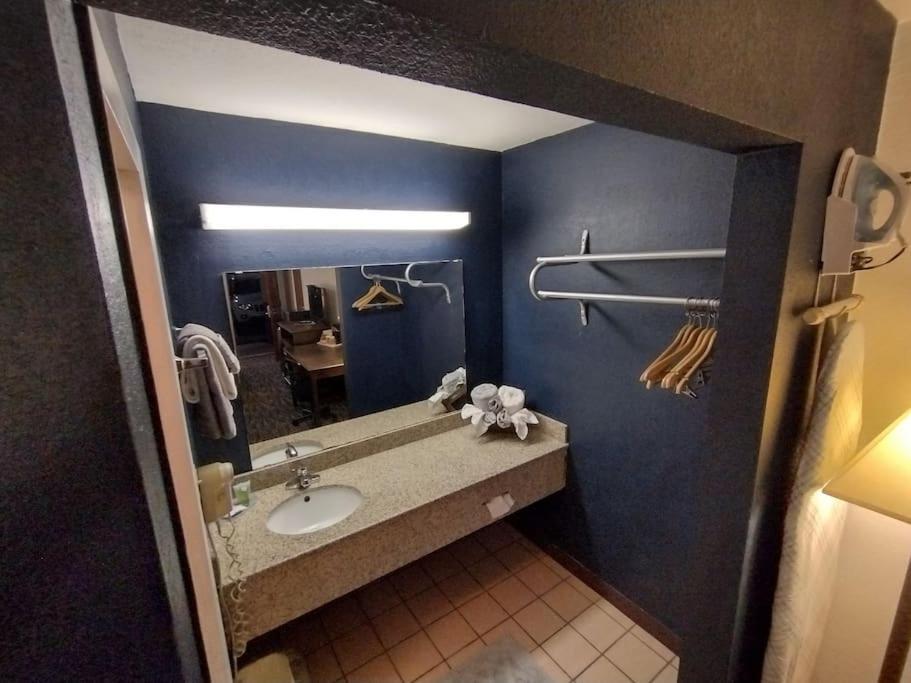 Osu King Bed Hotel Room 109 Wi-Fi Booking Stillwater Bagian luar foto
