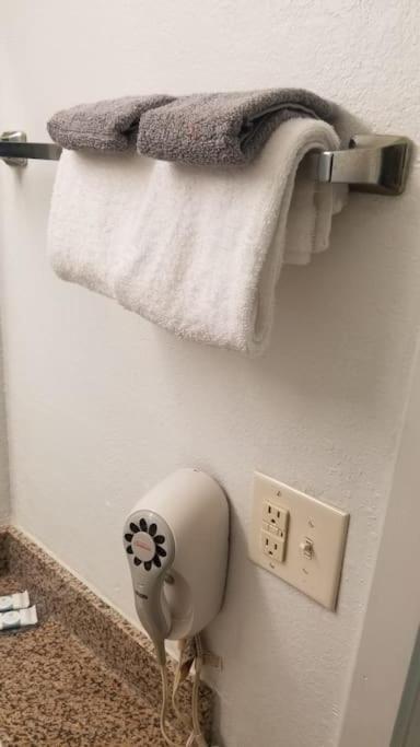 Osu King Bed Hotel Room 109 Wi-Fi Booking Stillwater Bagian luar foto