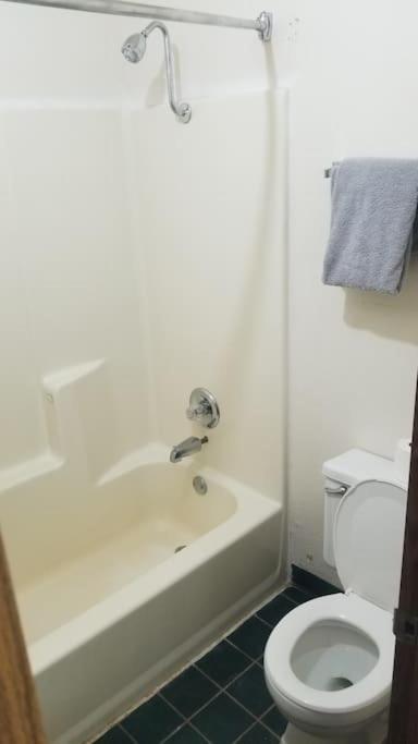 Osu King Bed Hotel Room 109 Wi-Fi Booking Stillwater Bagian luar foto