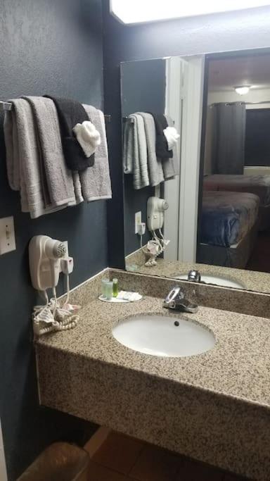 Osu King Bed Hotel Room 109 Wi-Fi Booking Stillwater Bagian luar foto