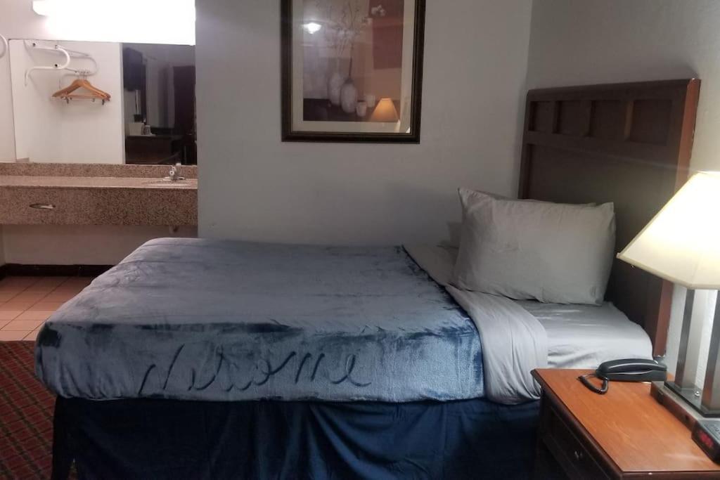 Osu King Bed Hotel Room 109 Wi-Fi Booking Stillwater Bagian luar foto